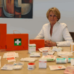 Een kartonnen EHBO-koffer en steriele verbandmiddelen in papier, in Veldhoven bedachten ze het